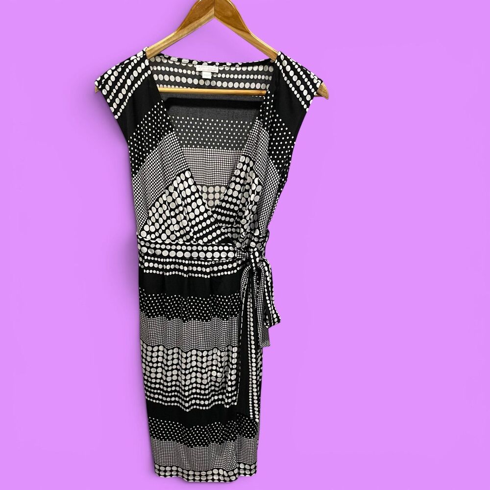 Cute polka dot contrast Pea in the Pod maternity wrap dress adjustable tie waist